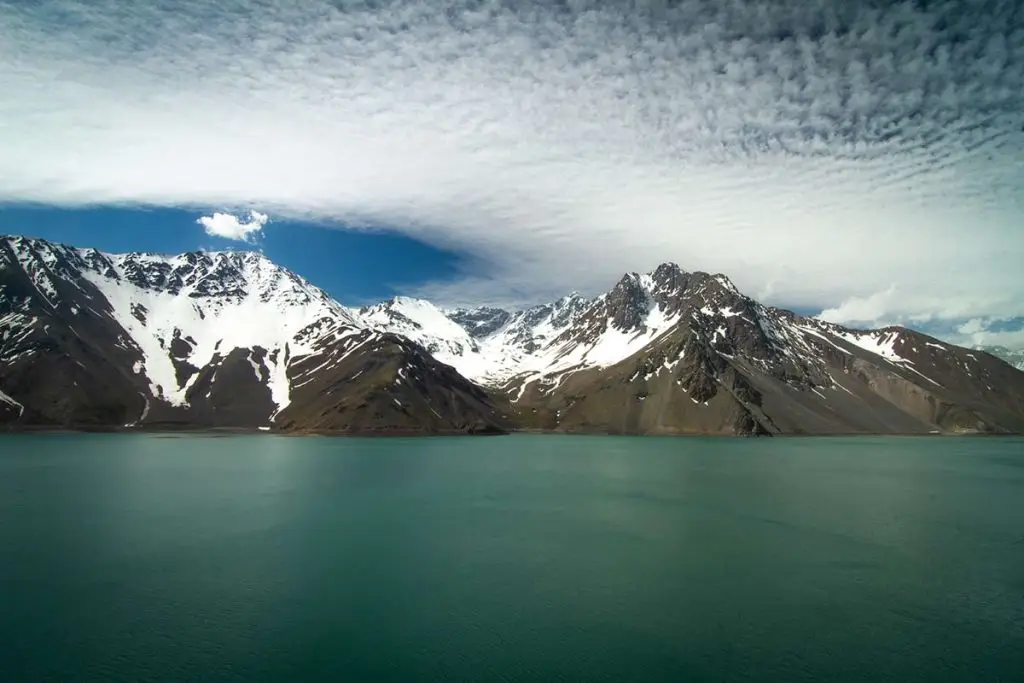 Vista del Embalse El Yeso en el Cajón del Maipo, aguas turquesa y cordillera