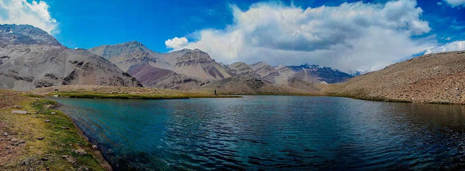 Vista panorámica del Embalse El Yeso con aguas turquesas, un destino imperdible en el Cajón del Maipo