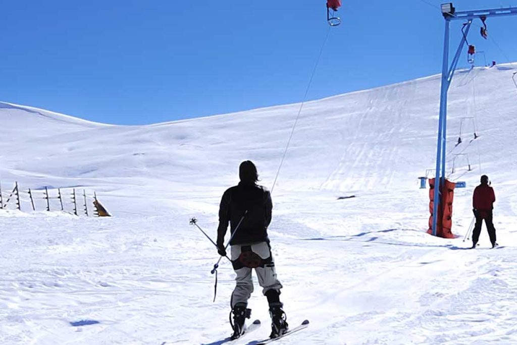 Escapada de Fin de Semana en Invierno al Cajón del Maipo: 3 Días de Nieve y Relax